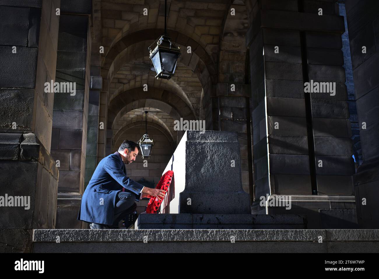 Édimbourg Écosse, Royaume-Uni 12 novembre 2023. Le premier ministre de l'Écosse Humza Yousaf dépose une couronne le dimanche du souvenir à la Pierre du souvenir à la Chambre de la ville d'Édimbourg pour se souvenir des morts. crédit sst/alamy live news Banque D'Images