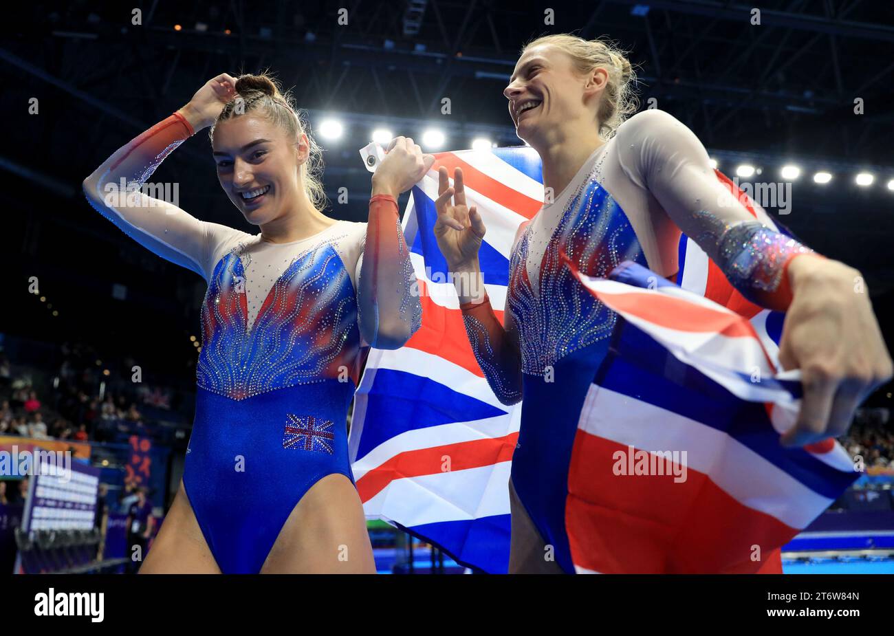 Les Britanniques Bryony page et Isabelle Songhurst célèbrent la médaille de bronze de la finale de trampoline synchronisée féminine au cours de la quatrième journée des Championnats du monde de gymnastique de trampoline FIG 2023 à l’Utilita Arena, Birmingham. Date de la photo : dimanche 12 novembre 2023. Banque D'Images