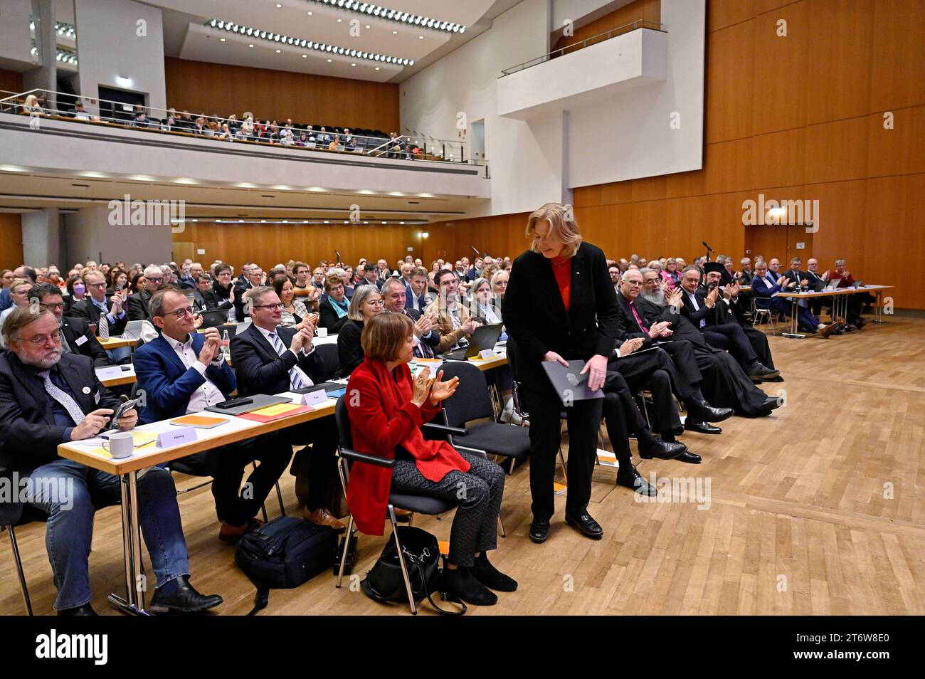 Die Ratsvorsitzende der Evangelischen Kirche in Deutschland EKD, Annette Kurschus 1.R.l, fordert ein entschiedeneres engagement gegen Antisemitismus in den eigenen Reijen der Kirche. Antisemitismus habe seine Wurzeln nicht BEI den anderen und bluehe nicht nur in kleinen extremen Gruppen, sagte sie am Sonntag zu Beginn der Tagung der Synode der Evangelischen Kirche in Deutschland EKD in Ulm Foto vom 12.11.2023 mit der Praesidentin des Deutschen Bundestages, Baerbel Bärbel Bas. Siehe epd-Meldung vom 12.11.2023 USAGE ÉDITORIAL SEULEMENT *** le président du Conseil de l'Église évangélique en Allemagne E Banque D'Images