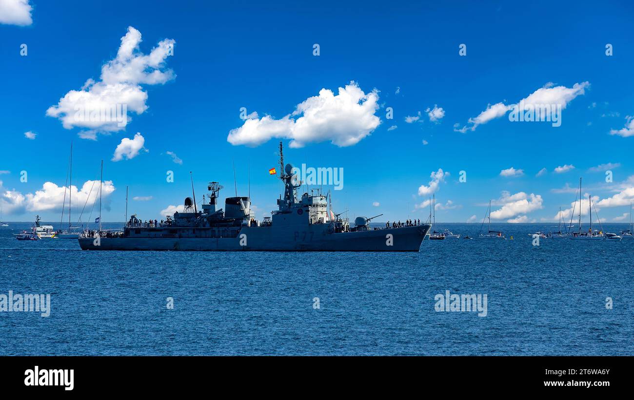 Alicante, Espagne, Un navire militaire de l'armée espagnole protège l'événement annuel connu sous le nom de Ocean Race. Banque D'Images