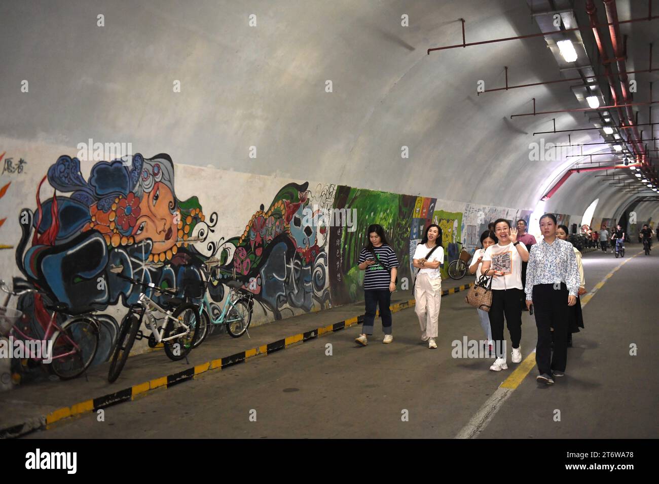 La photo prise le 9 novembre 2023 montre le tunnel de Furong à l'Université de Xiamen à Xiamen, province du Fujian, Chine. Furong tunnel est le plus littéraire et Banque D'Images