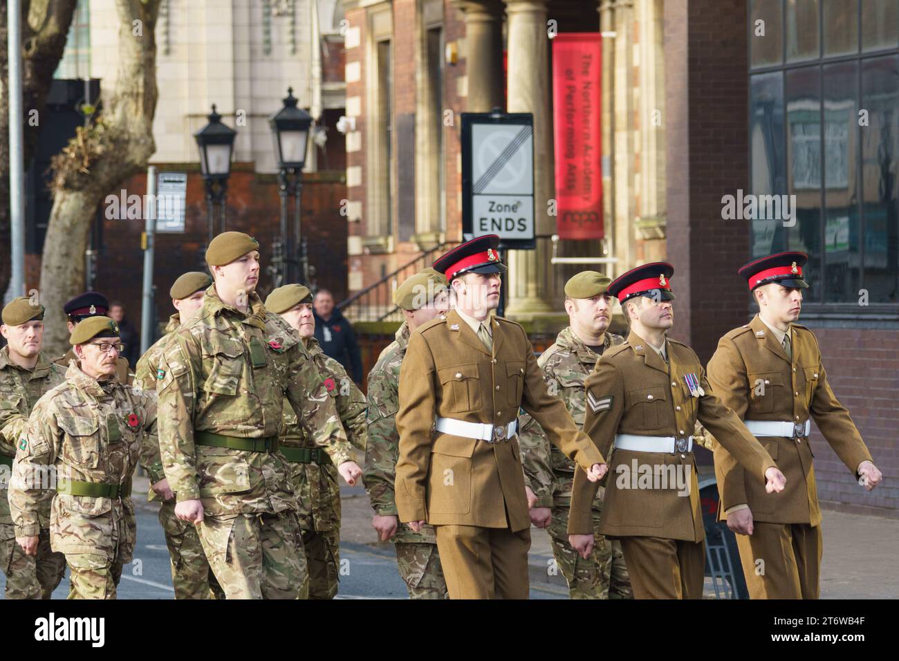 Hull, E. Yorkshire, 12 novembre 2023. Les habitants de Hull et de l'East Yorkshire ont rendu hommage cette année aux millions de personnes qui ont perdu la vie dans le conflit lors des commémorations du jour du souvenir dans le centre-ville. Des chefs civiques et des dignitaires, une bande de police, des membres d'un certain nombre d'associations d'anciens combattants et des membres actifs des forces armées, ainsi que l'Ambulance Saint-Jean et les services de feu bleu, étaient présents. PHOTO : Bridget Catterall AlamyLiveNews Banque D'Images