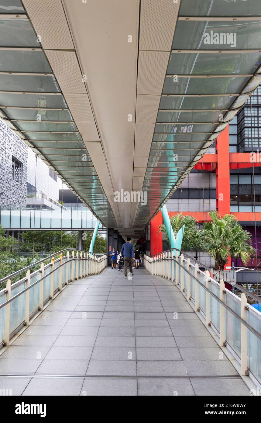 Passerelle vers le centre commercial Breeze Xinyi, Xinyi, Taipei, Taiwan Banque D'Images