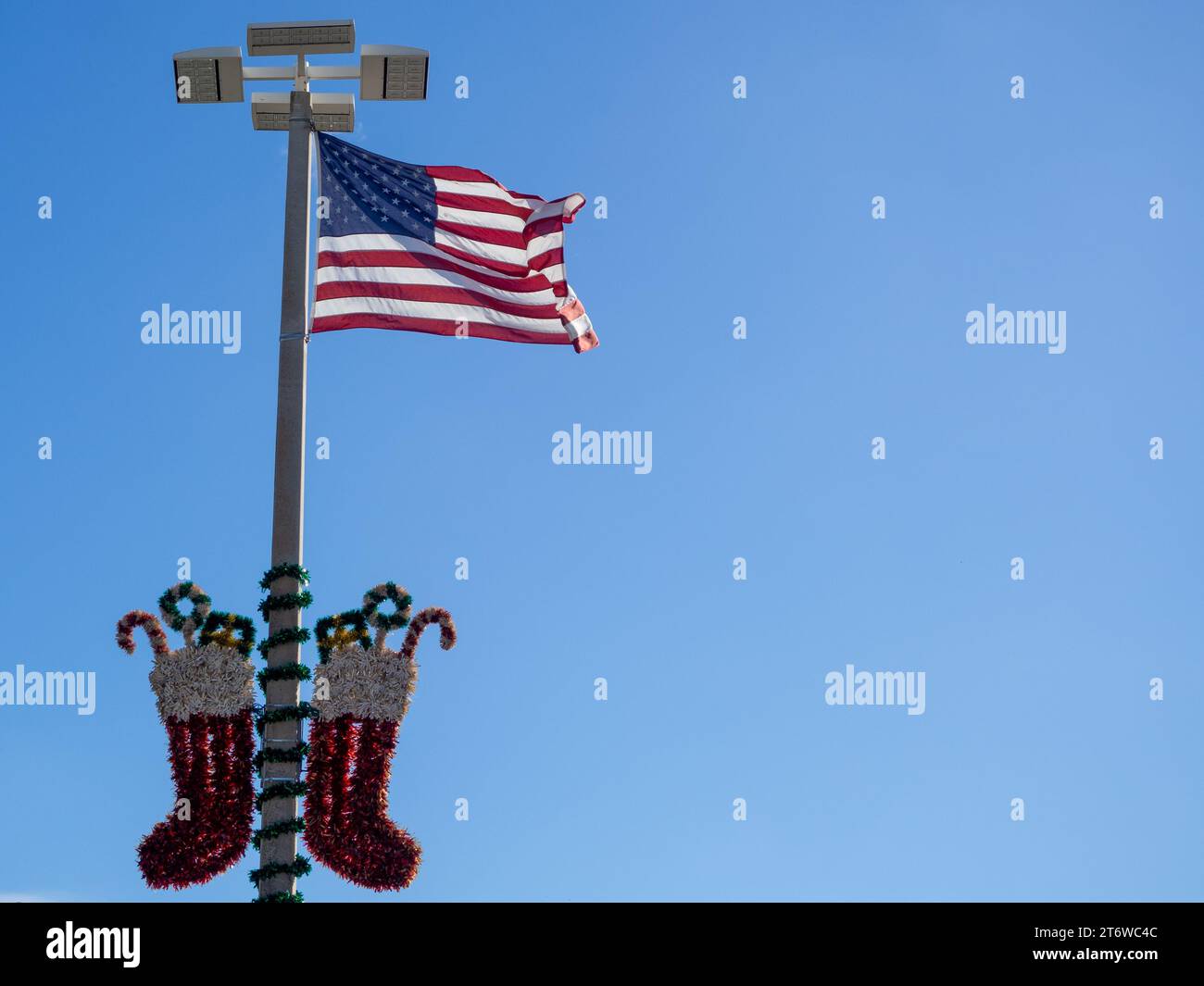 noël Dececoration et drapeau américain sur fond de ciel bleu, Banque D'Images