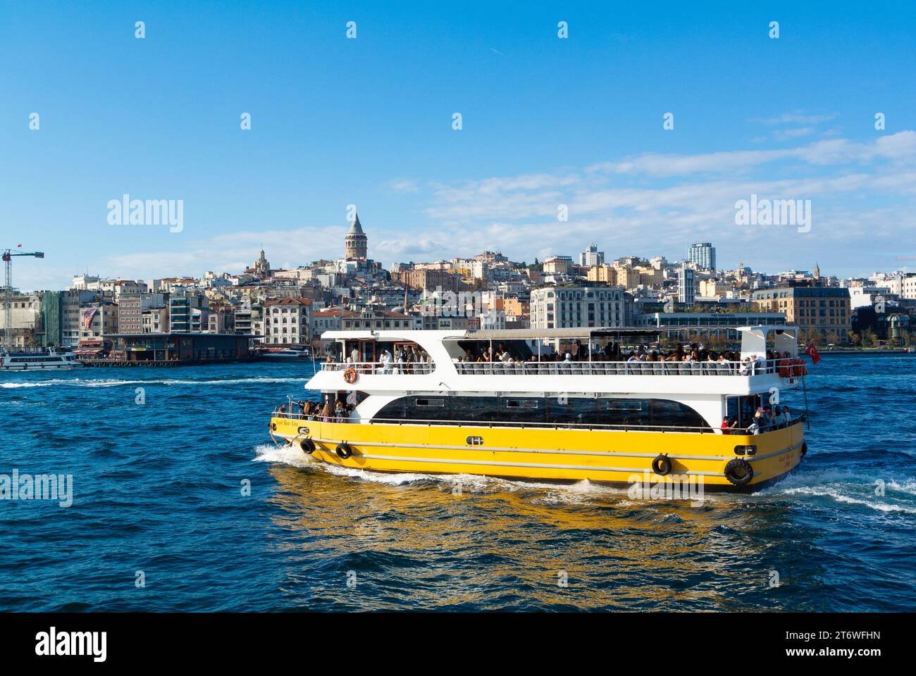 Istanbul, Turquie, Seascape avec ferry et quartier de galata au détroit du Bosphore, éditorial seulement. Banque D'Images