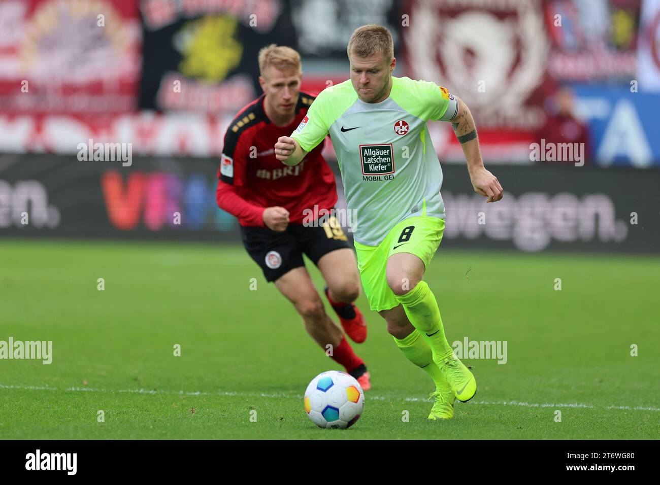 12 novembre 2023, Hesse, Wiesbaden : football : Bundesliga 2, SV Wehen Wiesbaden - 1. FC Kaiserslautern, Journée 13, BRITA-Arena. Bjarke Jacobsen (à gauche) de Wiesbaden et Jean Zimmer de Kaiserslautern se battent pour le ballon. Photo : Jörg Halisch/dpa Banque D'Images