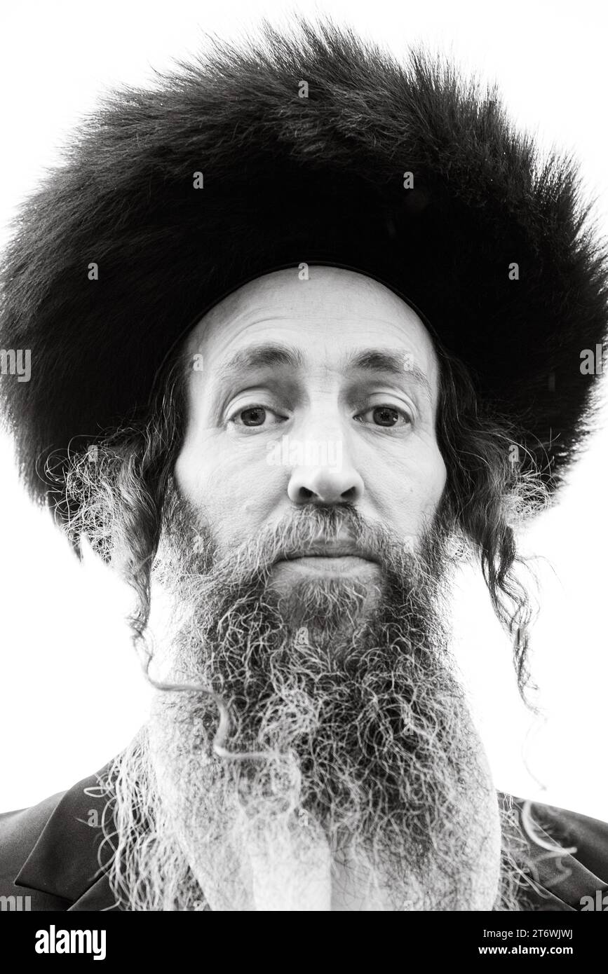 Juifs orthodoxes objectant au bombardement israélien de Gaza lors des manifestations palastiniennes à Trafalgar Square, Londres, Angleterre, Royaume-Uni, 2023. Banque D'Images