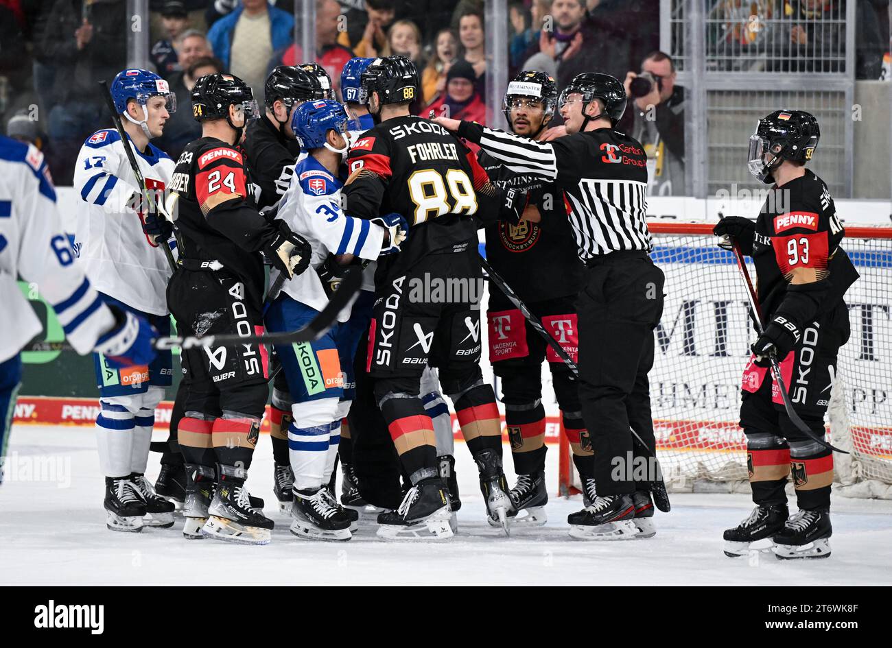 12 novembre 2023, Bavière, Landshut : Hockey sur glace : coupe d'Allemagne, Allemagne - Slovaquie, phase de groupes, jour de match 3 dans la Fanatec Arena. Les joueurs allemands et slovaques se battent sur la glace. Photo : Sven Hoppe/dpa Banque D'Images