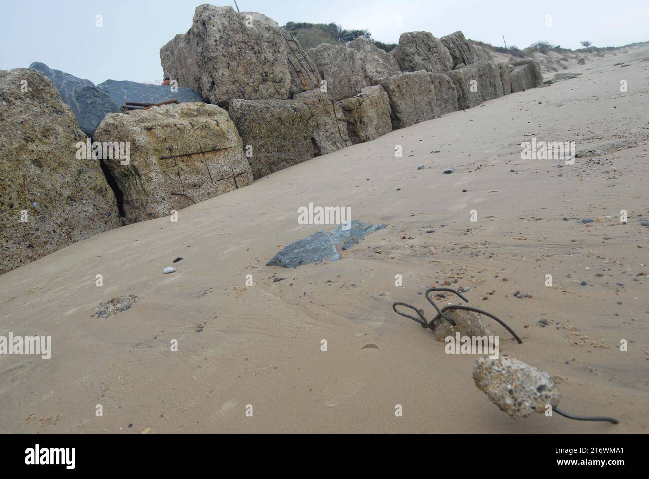 Morceaux de fil d'acier coincés dans le sable, arrachés par de puissantes vagues de Tank Block Flood Defences, Hemsby Gap, Hemsby Beach.17 septembre 2023. Banque D'Images