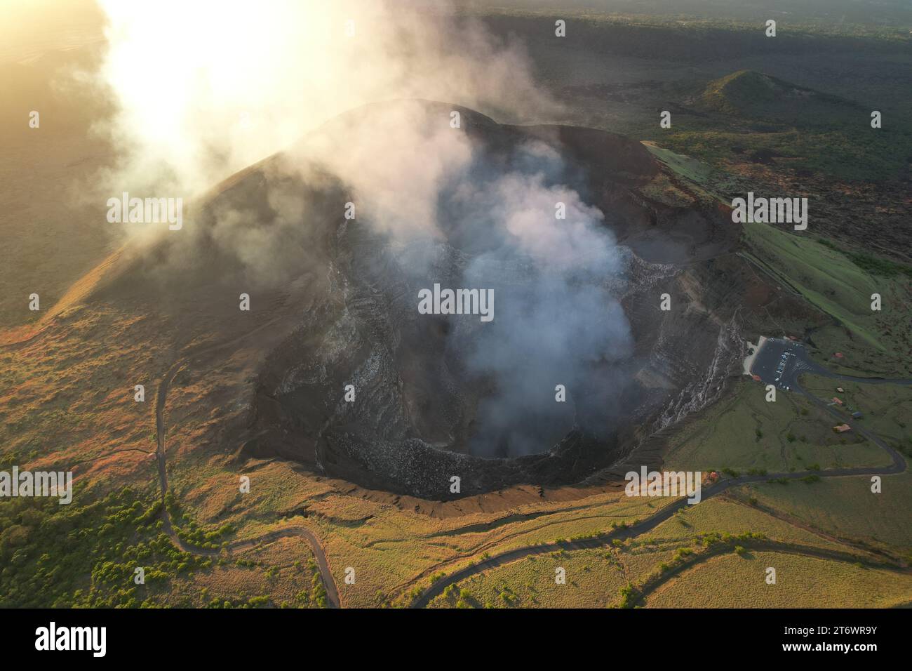Cratère du volcan actif Masaya au-dessus du paysage de vue aérienne du drone Banque D'Images