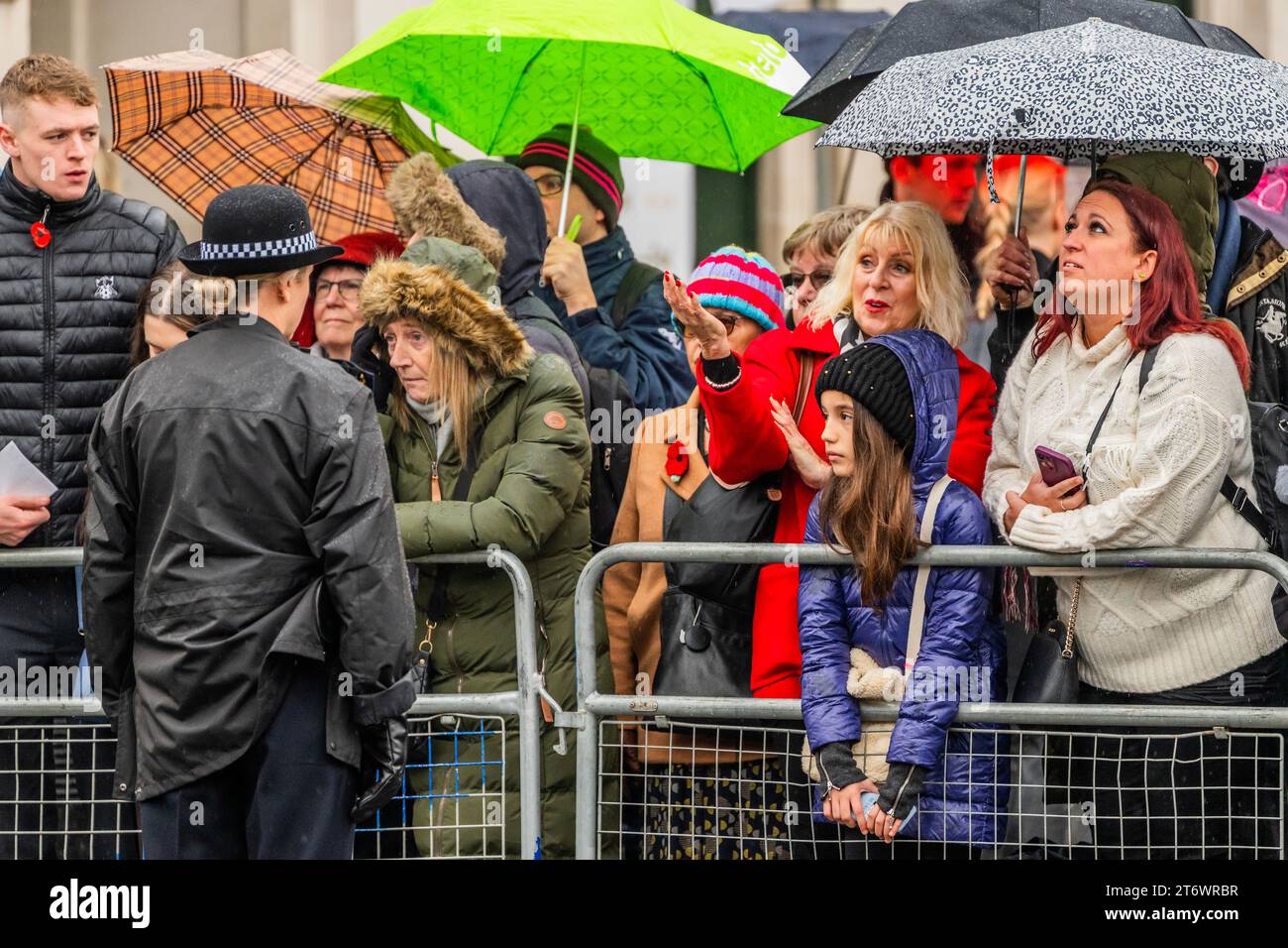 Londres, Royaume-Uni. 12 novembre 2023. La pluie ajoute à la sombre occasion pour la foule - Un service pluvieux du dimanche du souvenir, la pose de couronnes et marche devant au cénotaphe, Whitehall, Londres. Crédit : Guy Bell/Alamy Live News Banque D'Images