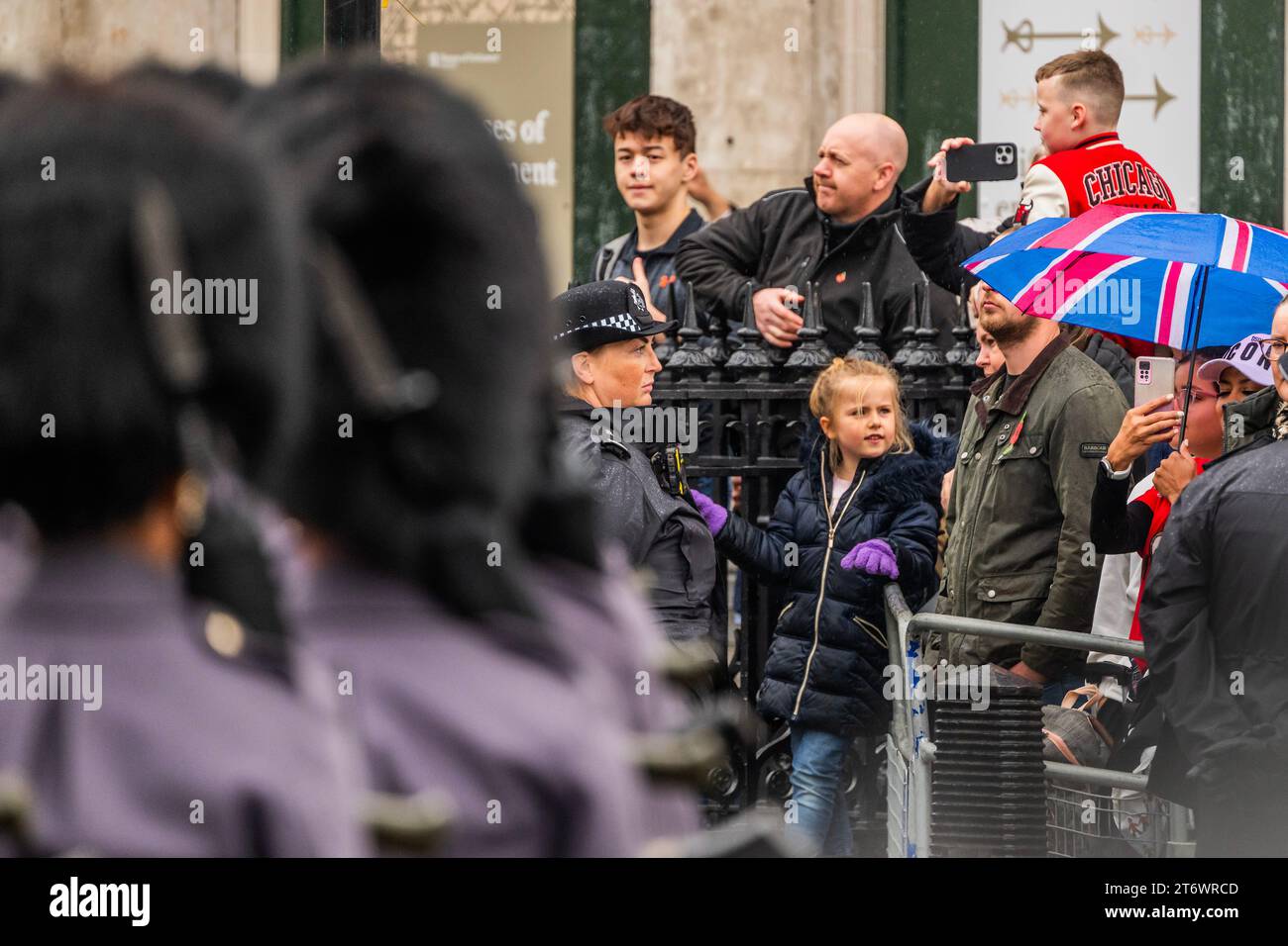 Londres, Royaume-Uni. 12 novembre 2023. La pluie ajoute à la sombre occasion pour la foule - Un service pluvieux du dimanche du souvenir, la pose de couronnes et marche devant au cénotaphe, Whitehall, Londres. Crédit : Guy Bell/Alamy Live News Banque D'Images