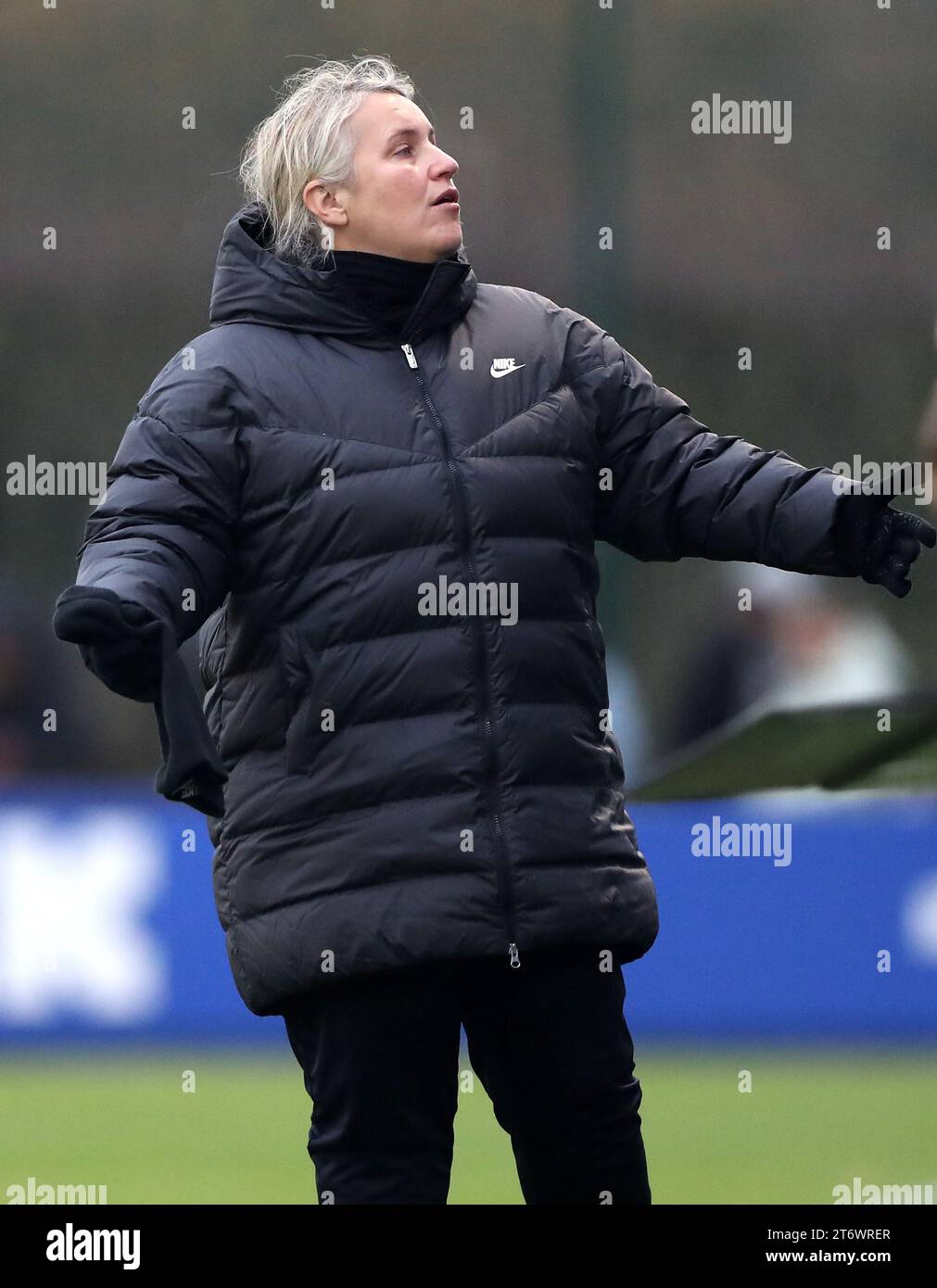 L'entraîneur de Chelsea Emma Hayes réagit lors du match de Super League féminine de Barclays au Walton Hall Park, Liverpool. Date de la photo : dimanche 12 novembre 2023. Banque D'Images