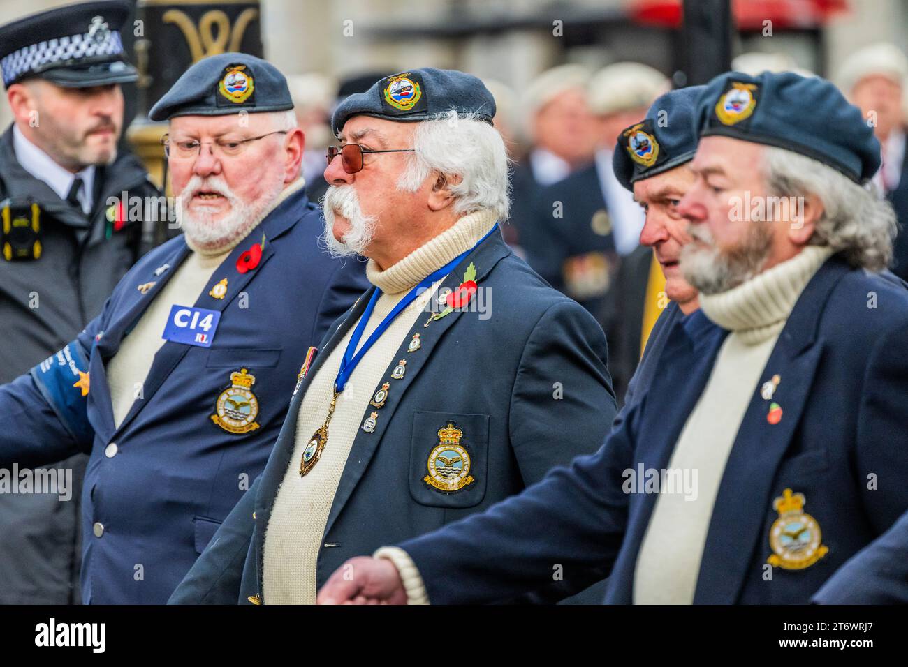 Londres, Royaume-Uni. 12 novembre 2023. Les vétérans (y compris les équipes de sauvetage en mer de la RAF) et d'autres groupes défilent devant le cénotaphe et sortent de Whitehall - Un service pluvieux du dimanche du souvenir, la pose de couronnes et défilent devant le cénotaphe, Whitehall, Londres. Crédit : Guy Bell/Alamy Live News Banque D'Images