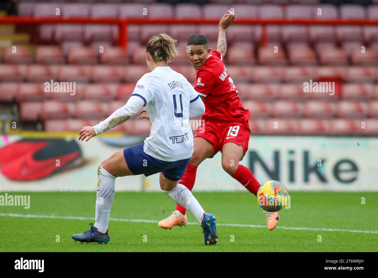 Londres, Angleterre, 12 novembre 2023 : Shanice van de Sanden (19 Liverpool) fait un croisement lors du match de FA Women's Super League entre Tottenham Hotspur et Liverpool à Brisbane Road à Londres, Angleterre (Alexander Canillas / SPP) Banque D'Images