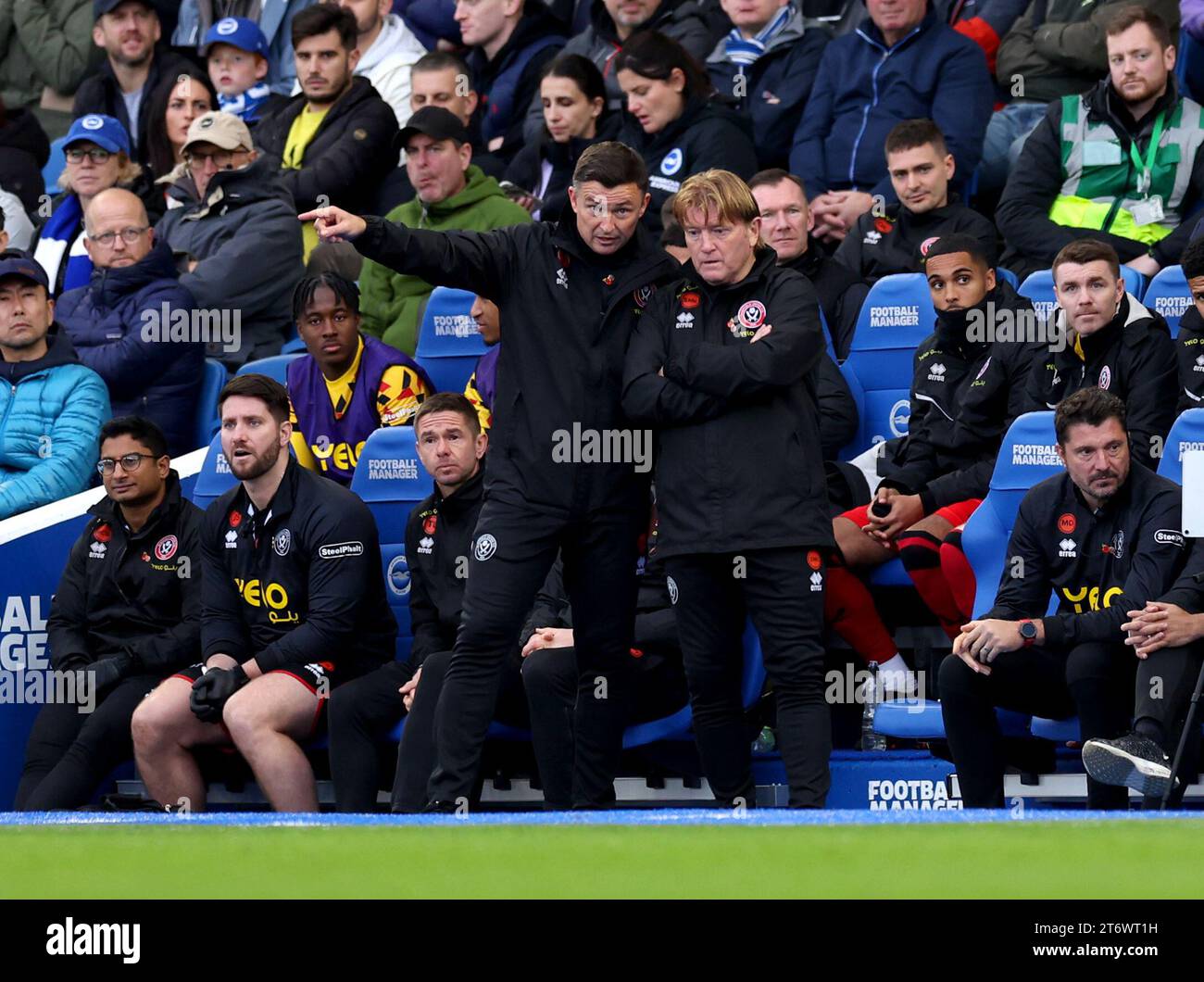 Le Manager de Sheffield United, Paul Heckingbottom, s'entretient avec le Manager adjoint Stuart McCall lors du match de Premier League à l'AMEX, Brighton et Hove. Date de la photo : dimanche 12 novembre 2023. Banque D'Images