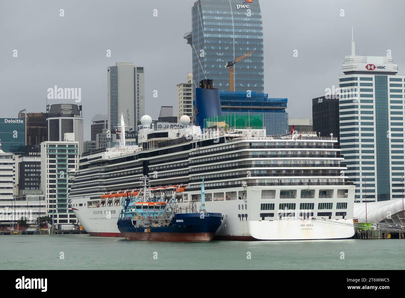 Le navire de croisière P & O 'Arcadia' ravitaillant dans le port d'Auckland, en Nouvelle-Zélande Banque D'Images