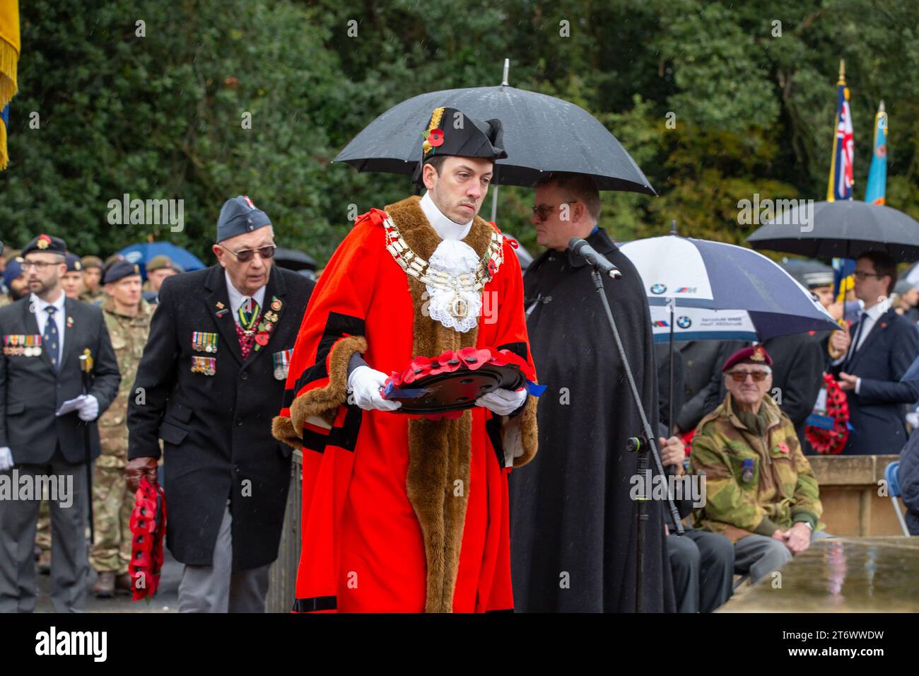 Brentwood, Essex, Royaume-Uni 12 novembre 2023 Parade annuelle du jour du souvenir de Brentwood et service au mémorial de guerre à la jonction avec Shenfield Road, où le dépôt de couronnes aura lieu et deux minutes de silence pour soutenir nos forces armées passées et présentes et se souvenir de ceux qui ont donné leur vie au service de notre pays crédit : Richard Lincoln/Alamy Live News Banque D'Images