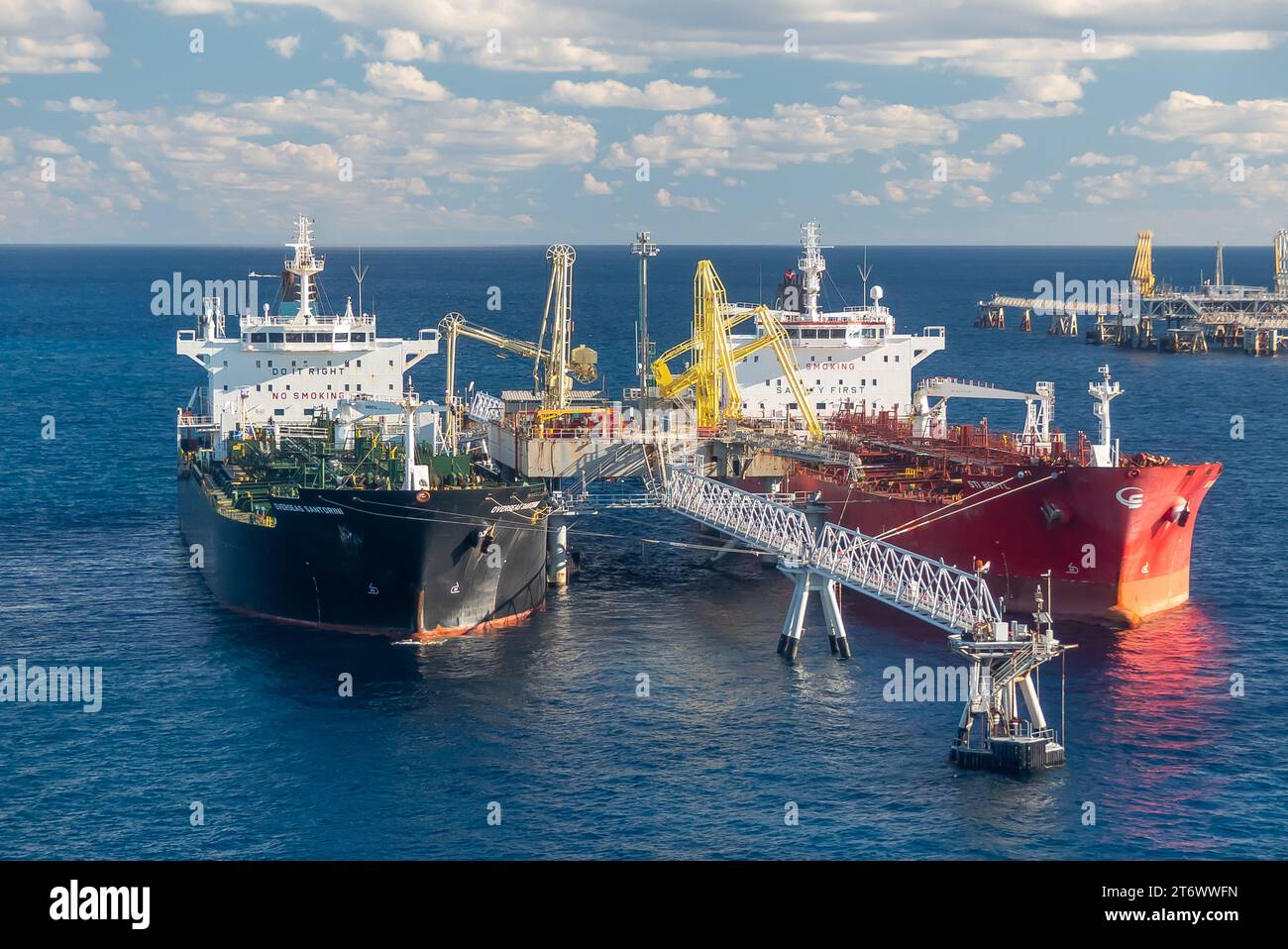 Freeport aux Bahamas : les pétroliers STI Beryl et Overseas Santorini amarrés à la liaison pétrolière Banque D'Images