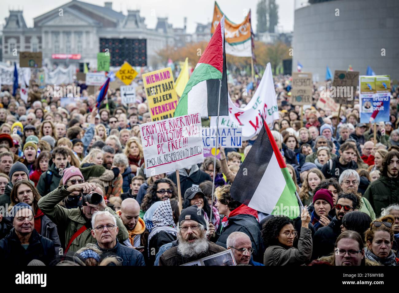 Amsterdam, pays-Bas. 12 novembre 2023. AMSTERDAM - participants lors d'une marche pour le climat et la justice. Les participants veulent appeler les politiciens à prendre des mesures contre les problèmes auxquels les pays-Bas sont confrontés. Ils parlent de la crise climatique, du racisme, de la crise de la biodiversité, de la pauvreté et de la crise du logement. ANP ROBIN UTRECHT netherlands Out - belgique Out Credit : ANP/Alamy Live News Banque D'Images