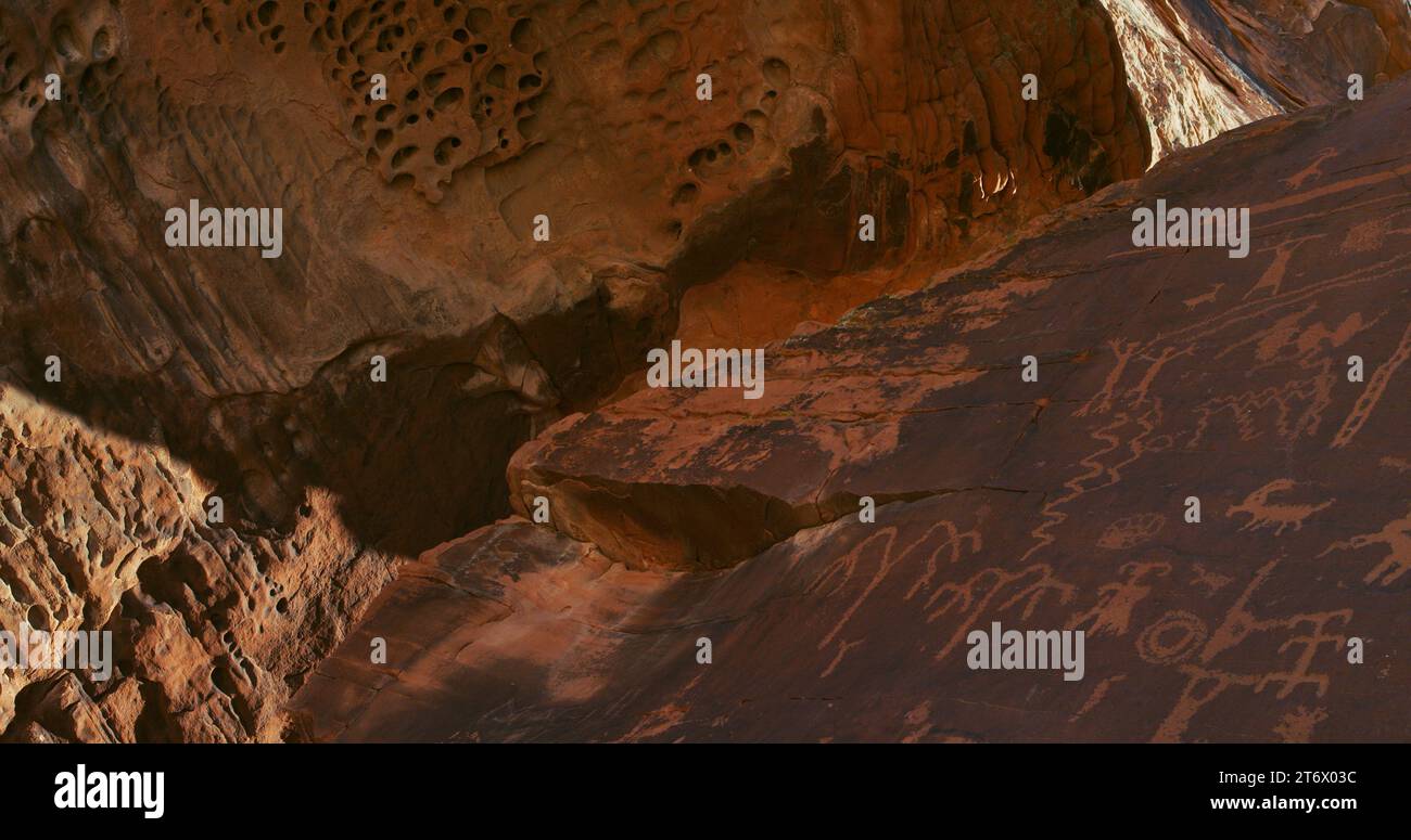 Pétroglyphes sous une canopée naturelle de formations de grès anciennes et d'un autre monde à Atlatl Rock dans la Valley of Fire du Nevada. Banque D'Images