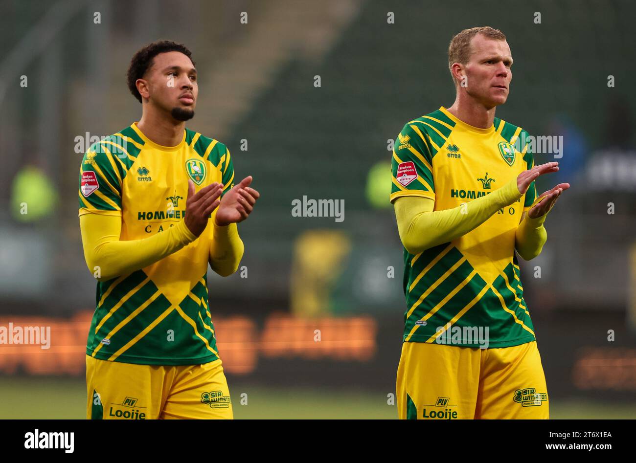 DEN HAAG, PAYS-BAS - NOVEMBRE 12 : Gylermo Siereveld d'ado Den Haag, Henk Veerman d'ado Den Haag remercient les fans pour leur soutien après avoir perdu le match lors du match néerlandais de Keuken Kampioen Divisie entre ado Den Haag et SC Cambuur au Bingoal Stadion le 12 novembre 2023 à Den Haag, pays-Bas. (Photo Hans van der Valk/Orange Pictures) Banque D'Images