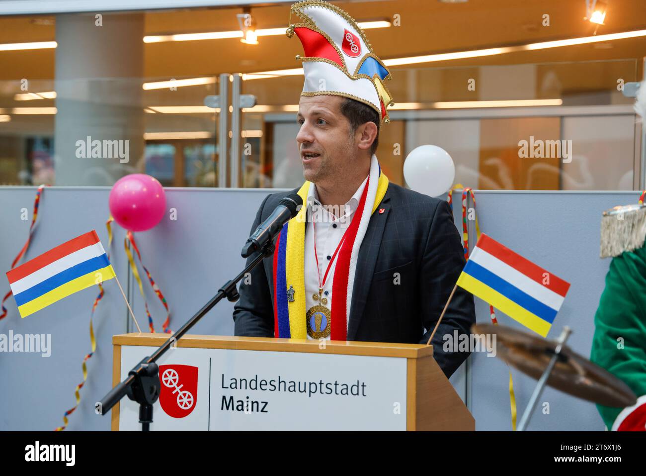 Oberbürgermeister der Landeshauptstadt Mainz, Nino Haase mit Mütze der Mainzer Fastnacht, Kappe mit Stadtwappen und Vierfarbbunt 12.11.23 *** Lord Mayor of the State Capital Mainz, Nino Haase avec chapeau de carnaval de Mayence, chapeau avec armoiries de la ville et quatre couleurs couleur 12 11 23 Banque D'Images