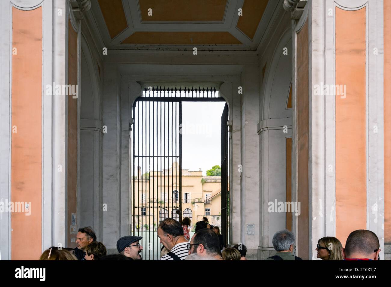 Façade et intérieur du XVIIIe siècle Real Albergo dei Poveri du Real Orto Botanico, Napoli. Banque D'Images