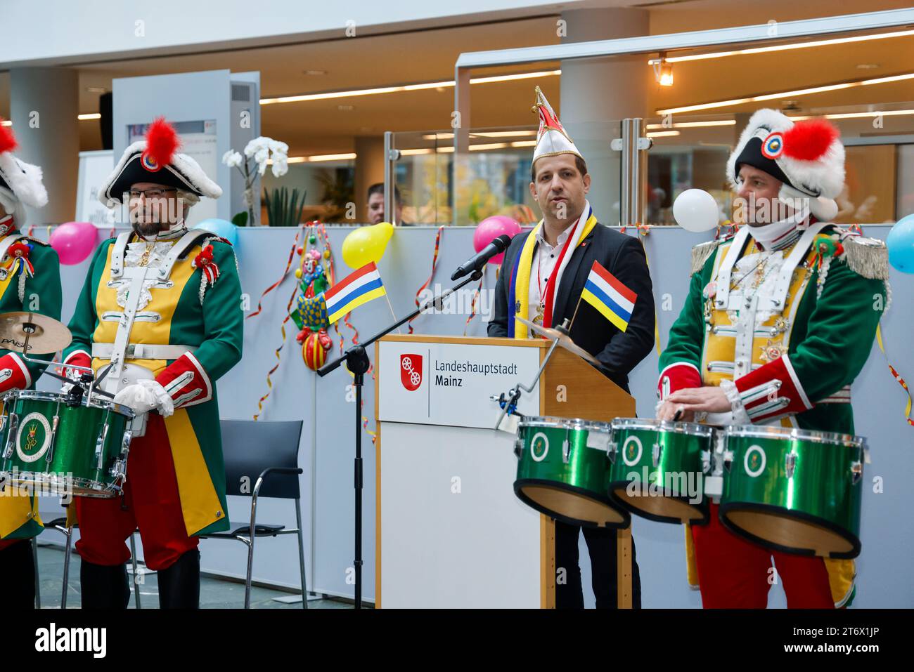Oberbürgermeister der Landeshauptstadt Mainz, Nino Haase mit Mütze der Mainzer Fastnacht, Kappe mit Stadtwappen und Vierfarbbunt 12.11.23 *** Lord Mayor of the State Capital Mainz, Nino Haase avec chapeau de carnaval de Mayence, chapeau avec armoiries de la ville et quatre couleurs couleur 12 11 23 Banque D'Images