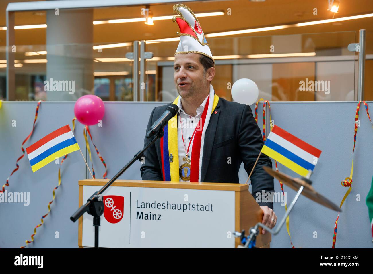 Oberbürgermeister der Landeshauptstadt Mainz, Nino Haase mit Mütze der Mainzer Fastnacht, Kappe mit Stadtwappen und Vierfarbbunt 12.11.23 *** Lord Mayor of the State Capital Mainz, Nino Haase avec chapeau de carnaval de Mayence, chapeau avec armoiries de la ville et quatre couleurs couleur 12 11 23 Banque D'Images