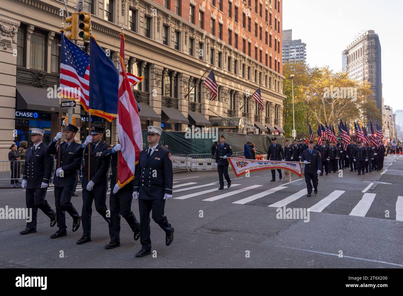 NEW YORK, NEW YORK - 11 NOVEMBRE : les vétérans de la FDNY participent au défilé annuel de la Journée des vétérans le 11 novembre 2023 à New York. Des centaines de personnes ont bordé la 5e Avenue pour assister au plus grand défilé de la Journée des anciens combattants aux États-Unis. Cette année, l’événement comprenait des vétérans, des soldats actifs, des policiers, des pompiers et des dizaines de groupes scolaires participant à la parade qui honore les hommes et les femmes qui ont servi et sacrifié pour le pays. Banque D'Images