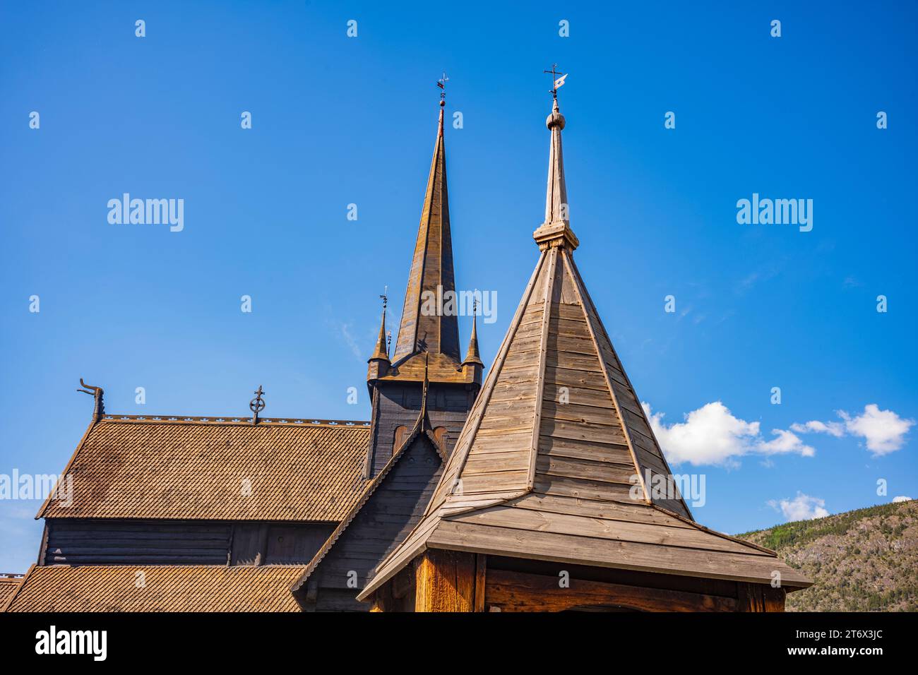 L'église de la Stave de LOM est l'une des plus grandes et des plus anciennes églises de la Norvège, construite au milieu du 12e siècle, montrer ici un jour d'été. Les détails s'affichent Banque D'Images