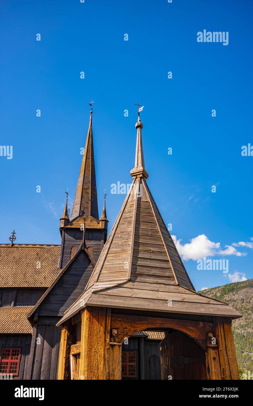 L'église de la Stave de LOM est l'une des plus grandes et des plus anciennes églises de la Norvège, construite au milieu du 12e siècle, montrer ici un jour d'été. Les détails s'affichent Banque D'Images