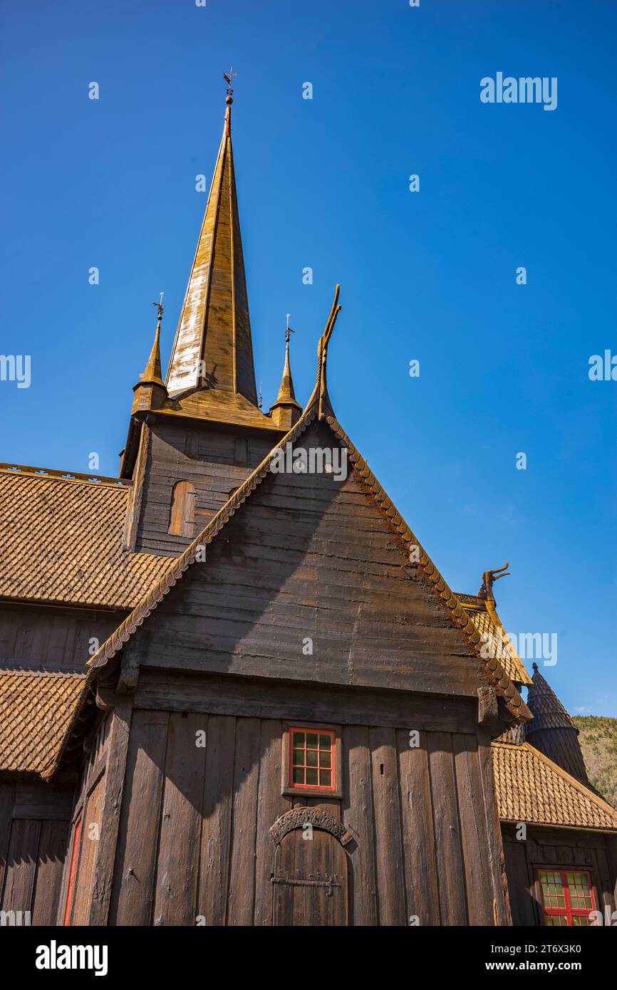 L'église de la Stave de LOM est l'une des plus grandes et des plus anciennes églises de la Norvège, construite au milieu du 12e siècle, montrer ici un jour d'été. Les détails s'affichent Banque D'Images