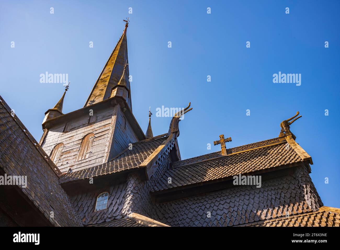 L'église de la Stave de LOM est l'une des plus grandes et des plus anciennes églises de la Norvège, construite au milieu du 12e siècle, montrer ici un jour d'été. Les détails s'affichent Banque D'Images