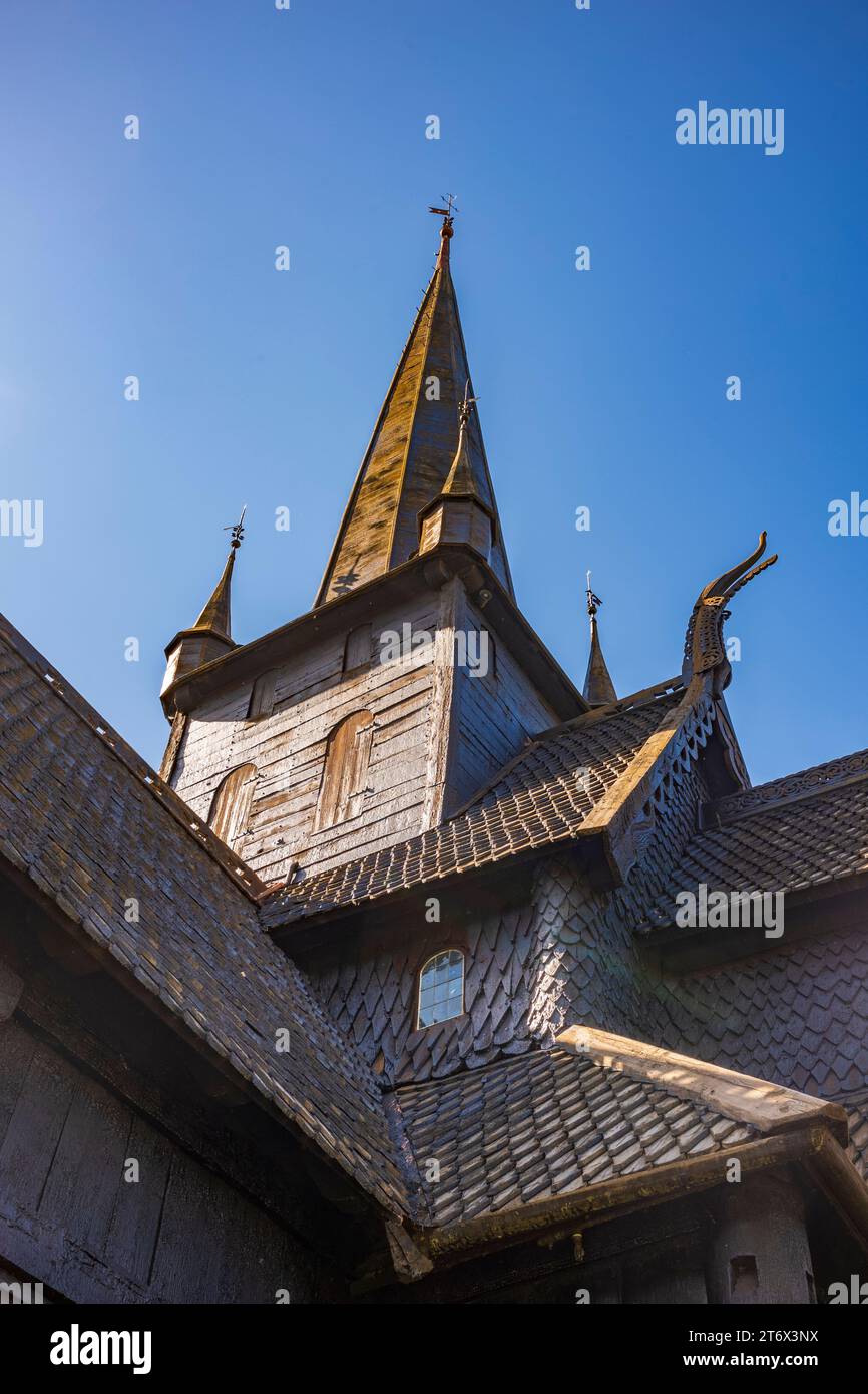 L'église de la Stave de LOM est l'une des plus grandes et des plus anciennes églises de la Norvège, construite au milieu du 12e siècle, montrer ici un jour d'été. Les détails s'affichent Banque D'Images