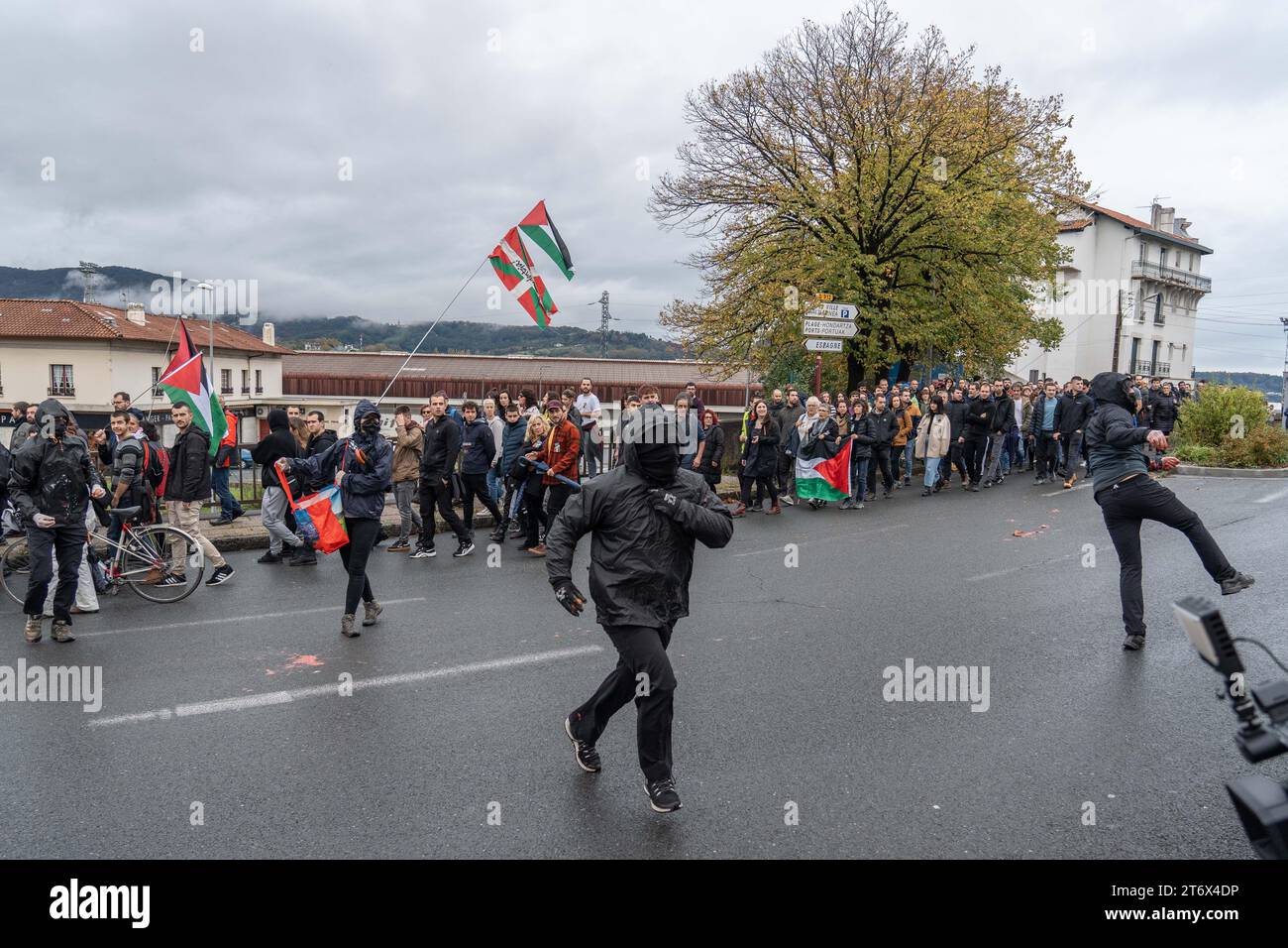 Des centaines de personnes portant des drapeaux palestiniens ont manifesté aujourd'hui de la ville d'Hendaye (France) à Irun (Espagne), protestant contre l'invasion israélienne de Gaza et appelant au boycott des entreprises qui commercent avec Israël. La manifestation a commencé à Hendaye, en France, et s'est terminée à Irun, en Espagne. Les deux villes sont divisées par un pont qui traverse une rivière, et c’est là que les incidents avec la police ont eu lieu (côté France). Les deux villes frontalières sont séparées par une rivière. (Photo Javi Julio / SOPA Images/Sipa USA) Banque D'Images