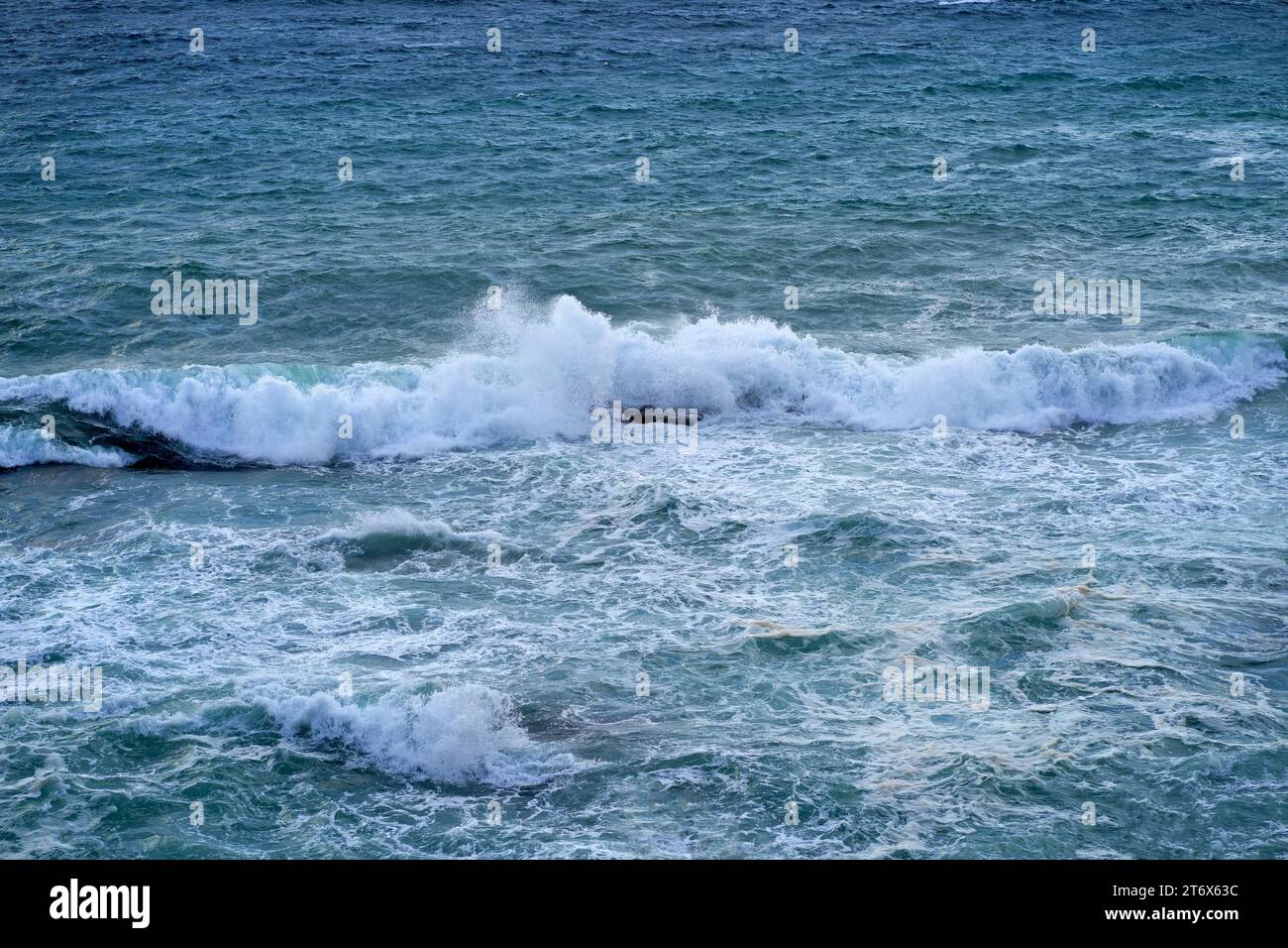 vagues d'eau mousseuses vertigineuses et tourbillonnantes photographiées d'en haut Banque D'Images