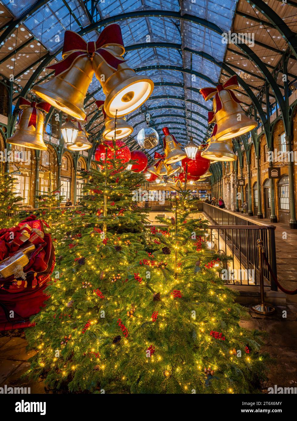 Londres, RoyaumeUni novembre 8 2023 marché de Covent Garden avec arbres de Noël et