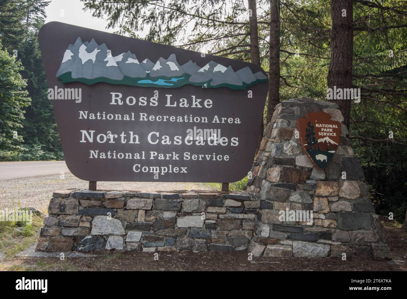 panneau indiquant ross lake overlook, aire de loisirs nationale, complexe de services du parc national north cascades, newalem, washington, états-unis Banque D'Images