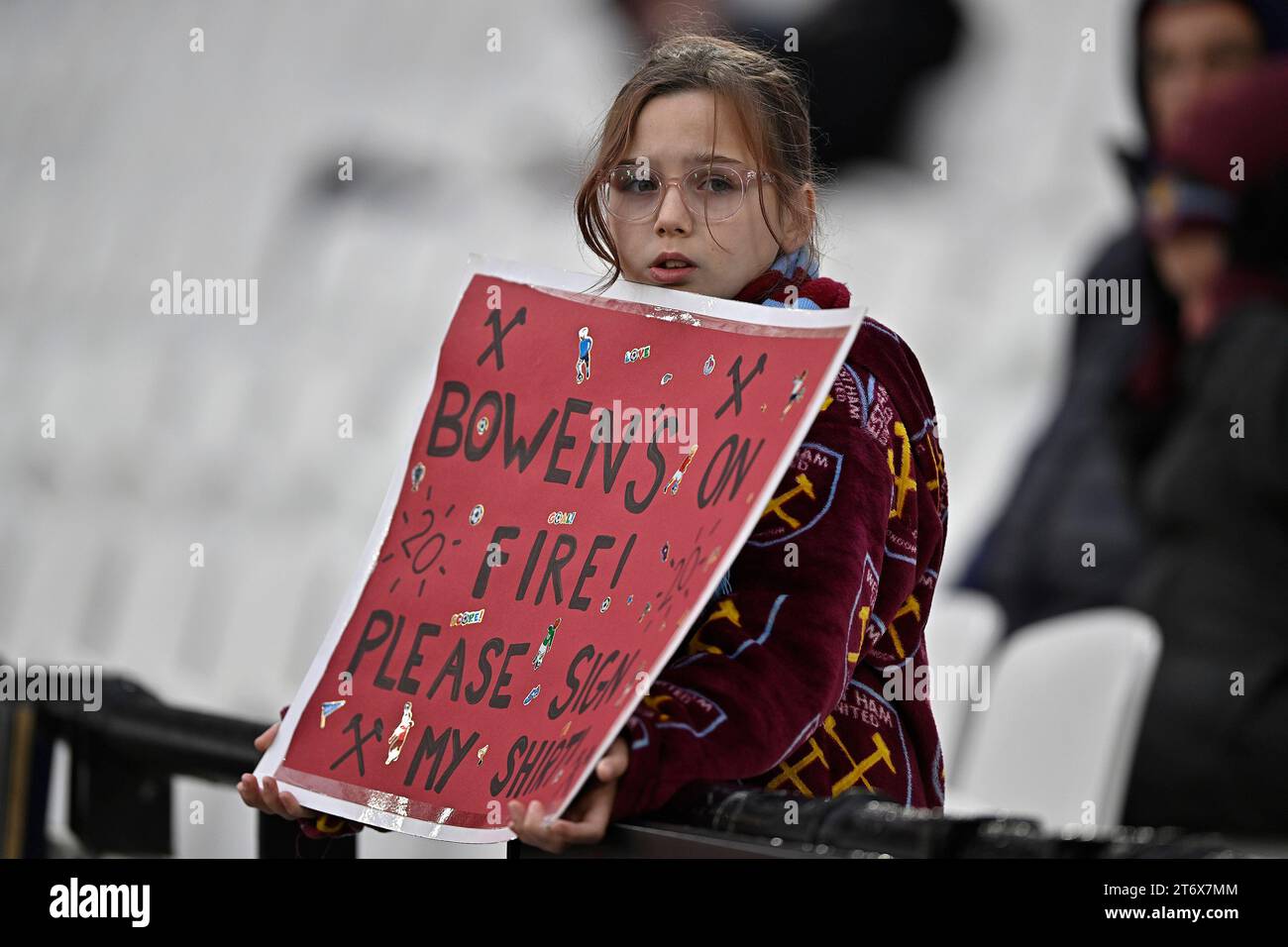 Londres Royaume-Uni 12 novembre 2023. Un jeune fan avec une affiche qui dit "Bowens on Fire Please sign my shirt" lors du match de Premier League West Ham vs Nottingham Forest Barclays au London Stadium Stratford. Crédit : Martin Dalton/Alamy Live News. Cette image est réservée À UN USAGE ÉDITORIAL. Licence requise de The football DataCo pour toute autre utilisation. Crédit : MARTIN DALTON/Alamy Live News Banque D'Images