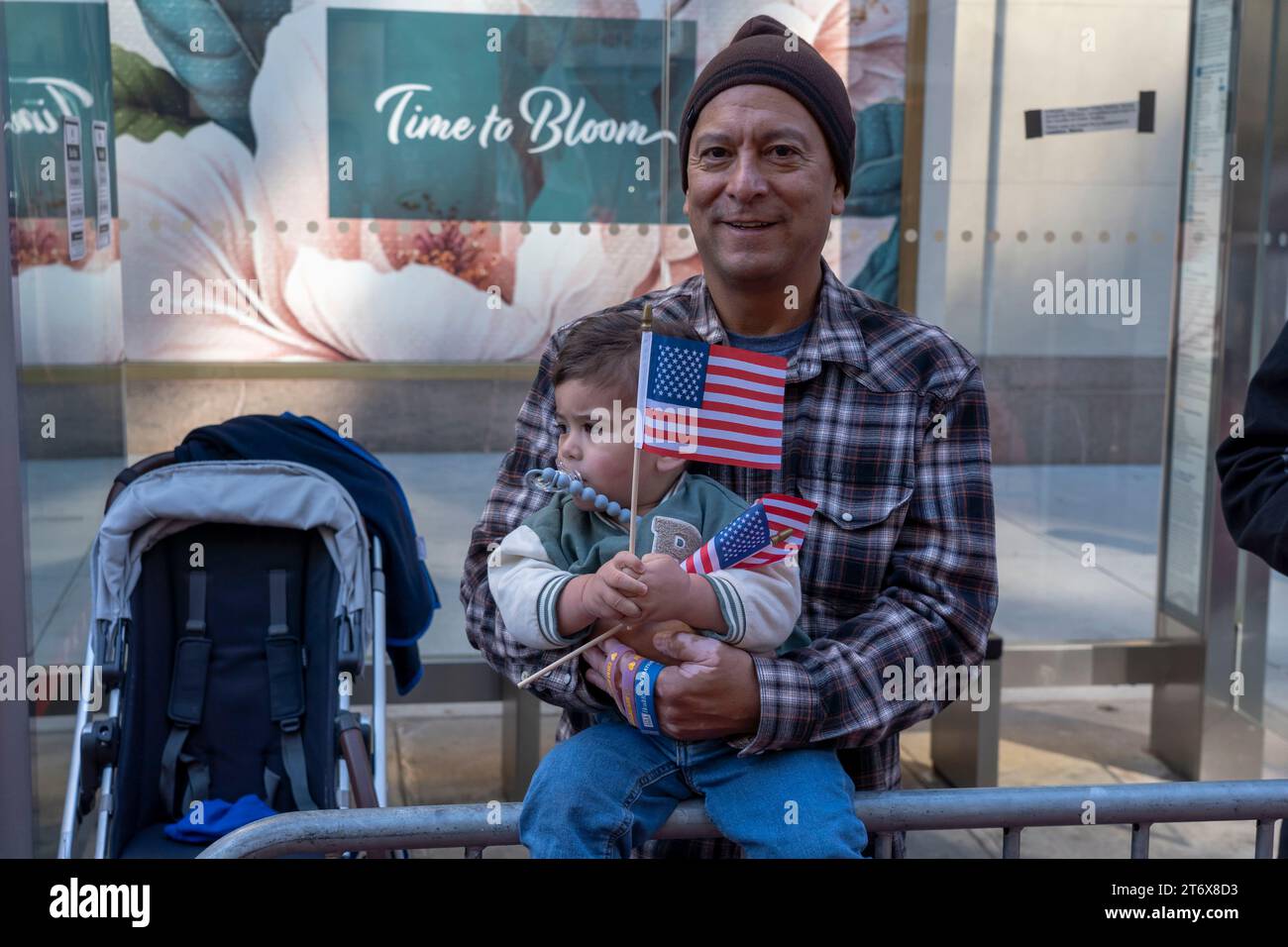 NEW YORK, NEW YORK - 11 NOVEMBRE : les spectateurs tiennent une pancarte et des drapeaux lors du défilé annuel de la Journée des anciens combattants le 11 novembre 2023 à New York. Des centaines de personnes ont bordé la 5e Avenue pour assister au plus grand défilé de la Journée des anciens combattants aux États-Unis. Cette année, l’événement comprenait des vétérans, des soldats actifs, des policiers, des pompiers et des dizaines de groupes scolaires participant à la parade qui honore les hommes et les femmes qui ont servi et sacrifié pour le pays. (Photo Ron Adar / SOPA Images/Sipa USA) Banque D'Images