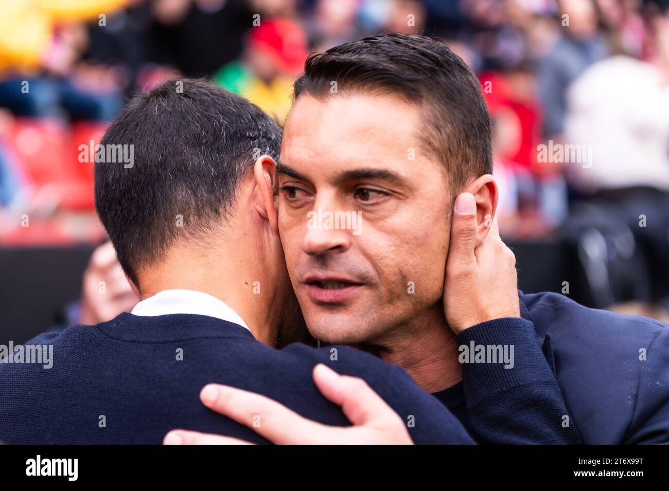 Miguel Angel Sanchez Munoz (à gauche), mieux connu sous le nom de Michel, figure historique du Rayo Vallecano et actuel entraîneur de Gérone, et Francisco Rodriguez (à droite), entraîneur du Rayo Vallecano, vus avant le match de football de la Liga entre Rayo Vallecano et Gérone en 2022-23, à l'Estadio de Vallecas. Score final ; Rayo Vallecano 1:2 Girona. Banque D'Images