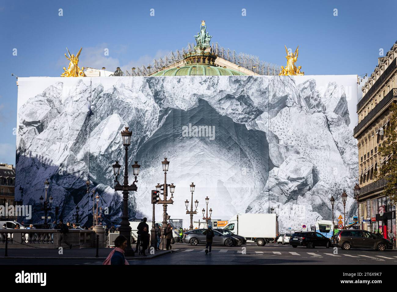 7-novembre-2023-paris-france-vue-de-la-fa-ade-de-op-ra-garnier