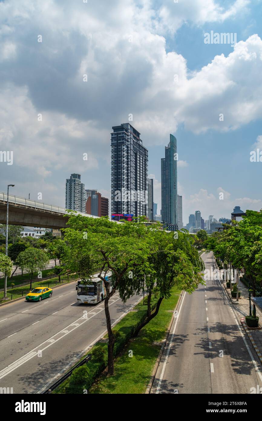 Bangkok, Thaïlande - 20 mars 2018 : la route Thanon Krung Thon Buri avec des gratte-ciel en arrière-plan. Banque D'Images