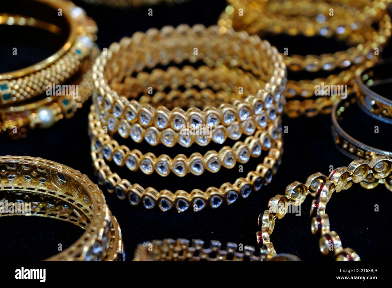 Bracelets indiens affichés dans un magasin local dans un marché de Pune, en Inde, ces bracelets sont faits d'or, d'argent et de diamant comme accessoires de beauté pour l'Indien Banque D'Images