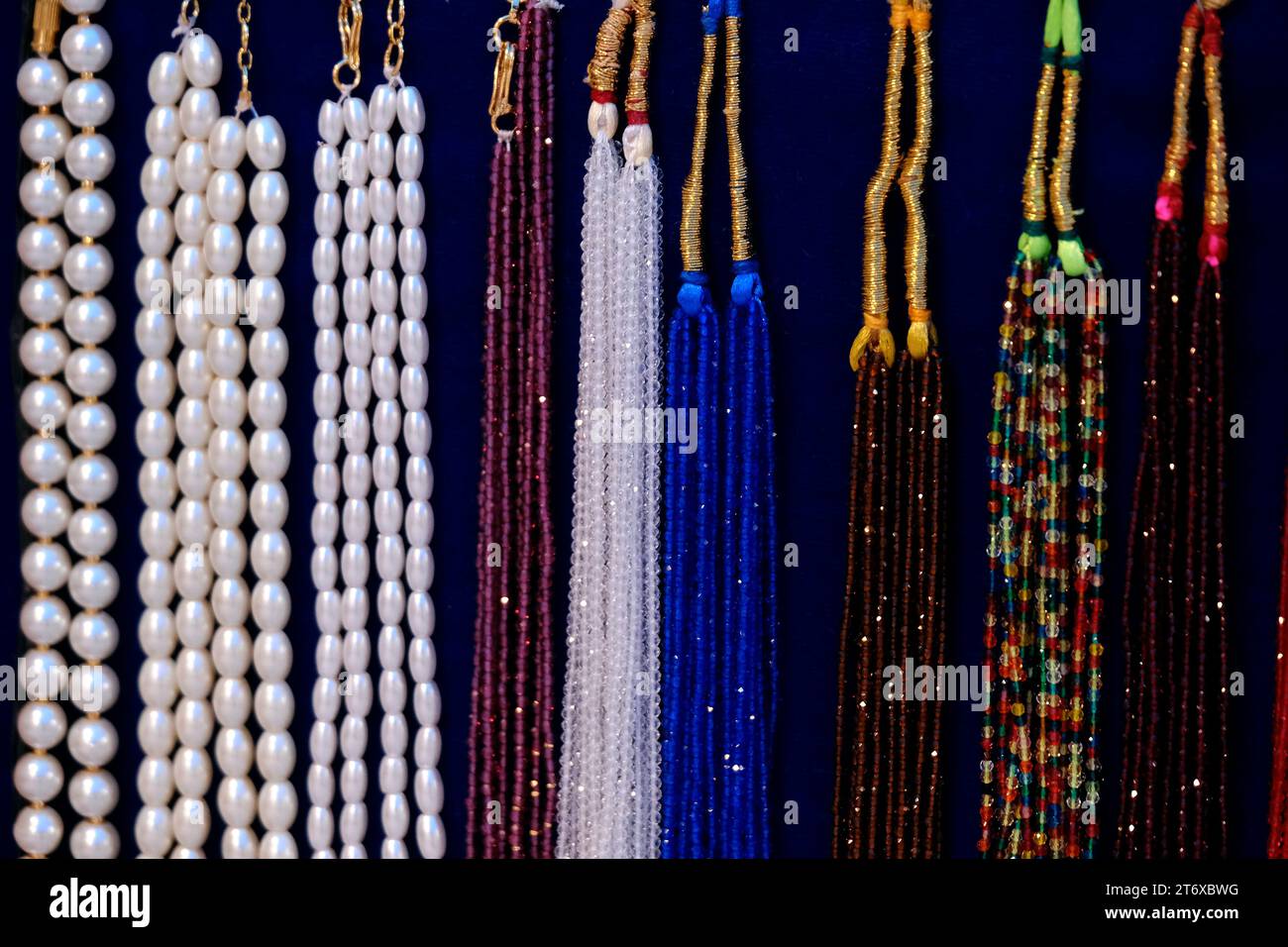 Bijoux indiens traditionnels colorés exposés dans un magasin de rue à vendre à Pune, Maharashtra. Art indien, bijoux artificiels indiens. Banque D'Images