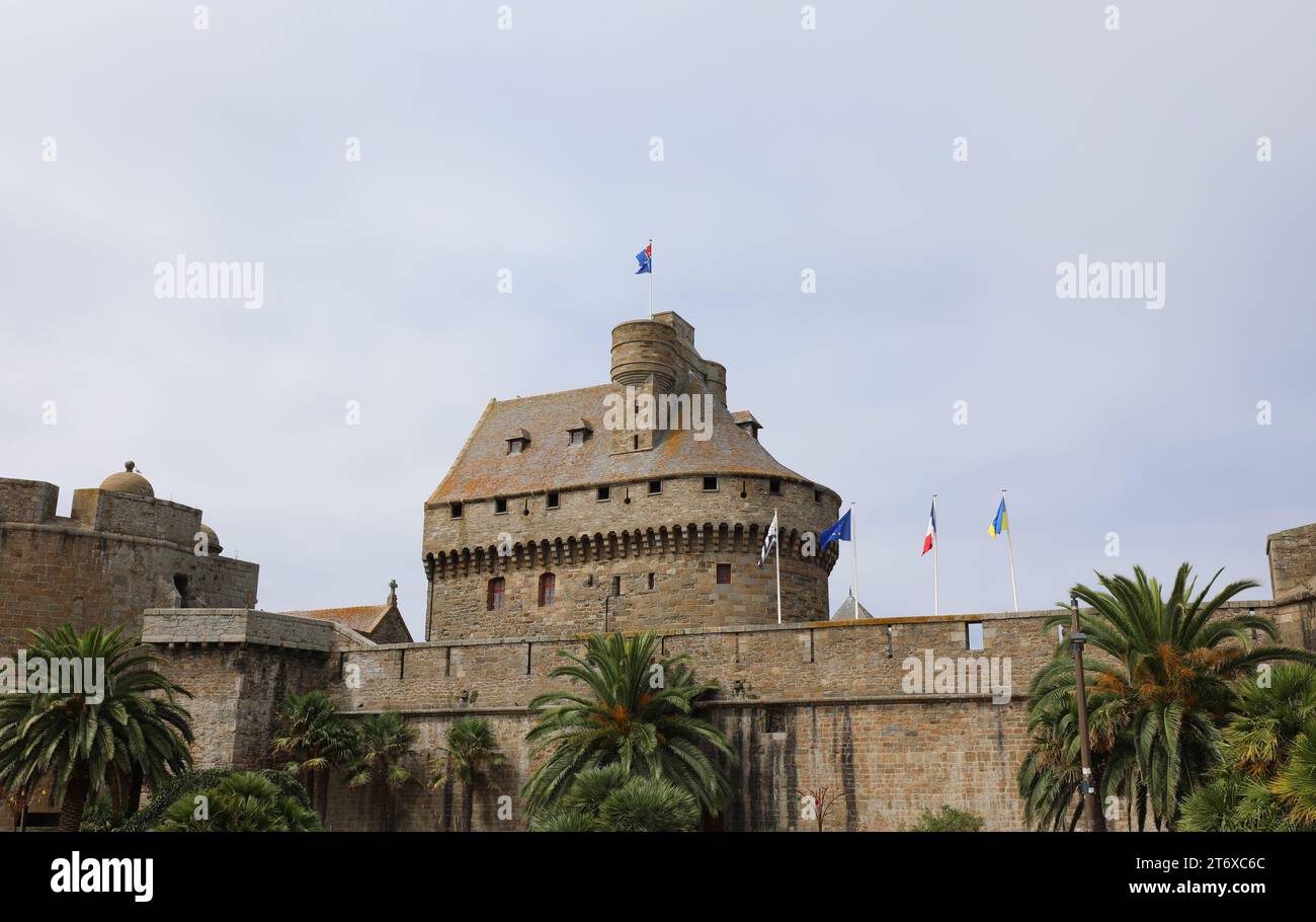 Saint Malo, SM, France - 22 août 2022 : Tour et muraille de la ville avec drapeaux Banque D'Images