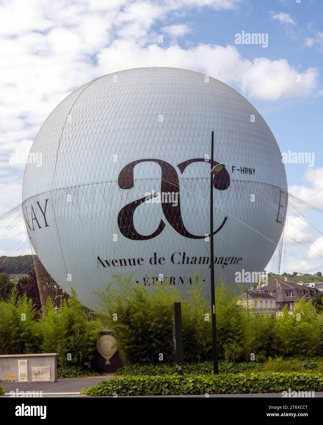 Montgolfière dans Avenue de Champagne, Epernay, Marne, France - une attraction touristique. Banque D'Images