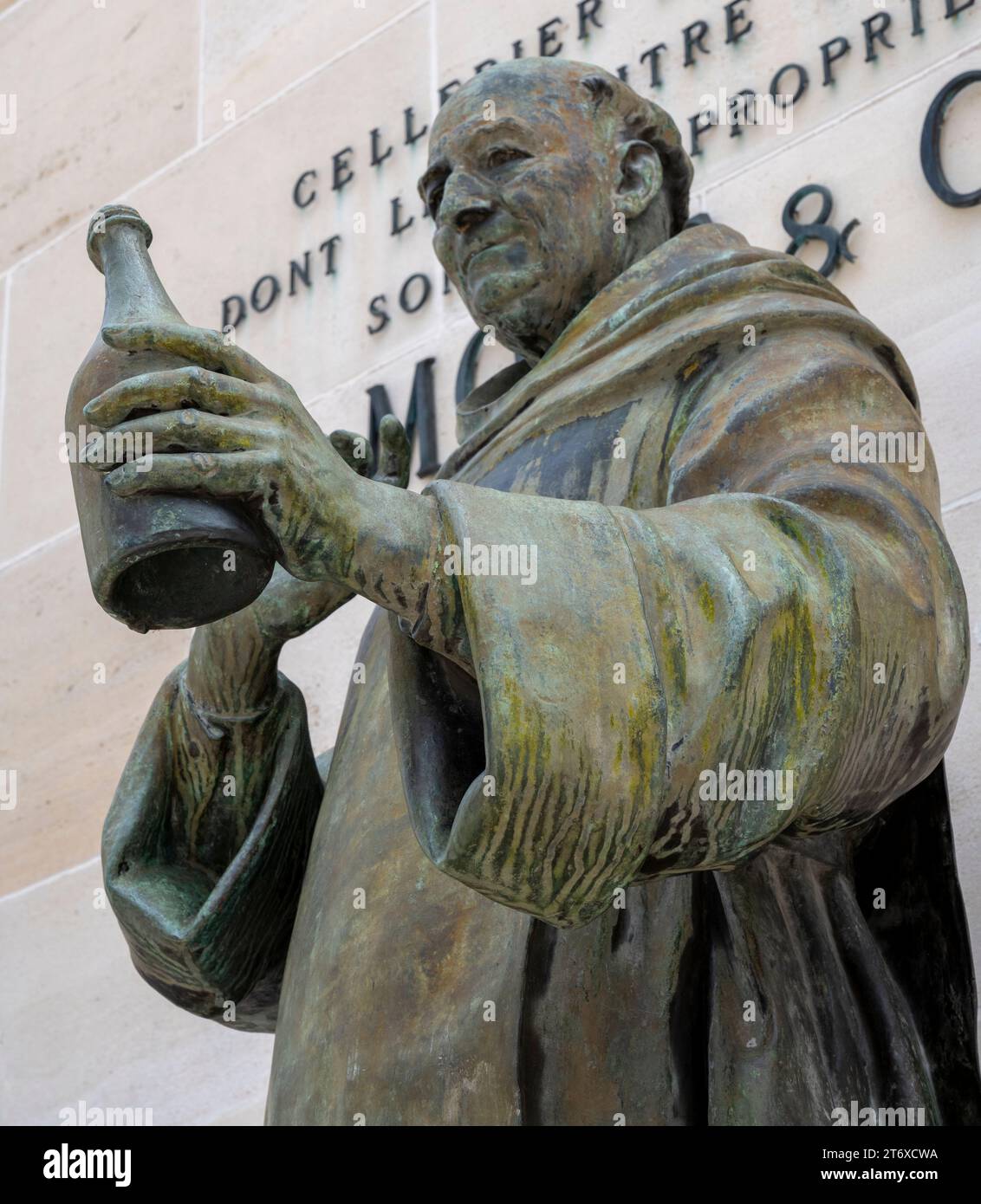 Statue de Don Pierre Pérignon devant le siège de Moët et Chandon, Epernay, Champagne, France. Banque D'Images